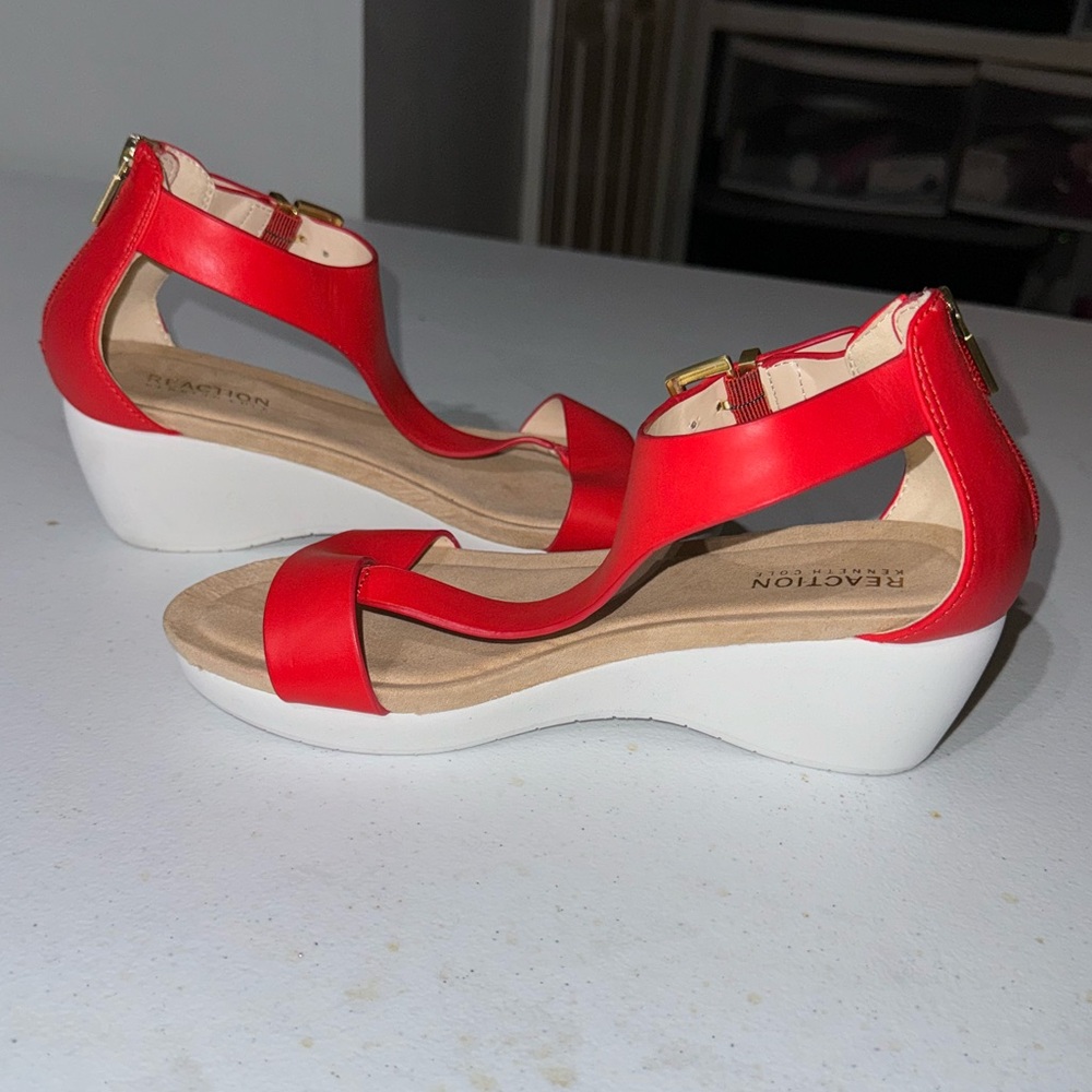Brand New Sz 7 orange/red Reaction Kenneth Cole New Gal wedge sandal.